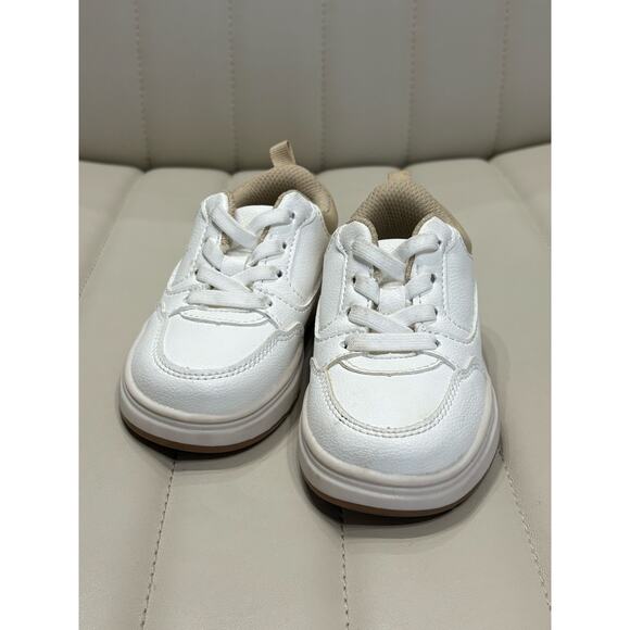 4/$20 White Sneaker - Old Navy - 7C - Picture 2 of 4